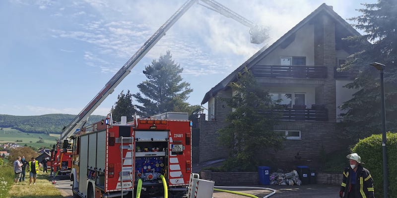 Dachstuhlbrand in Eschershausen - Borwelle voll gesperrt 