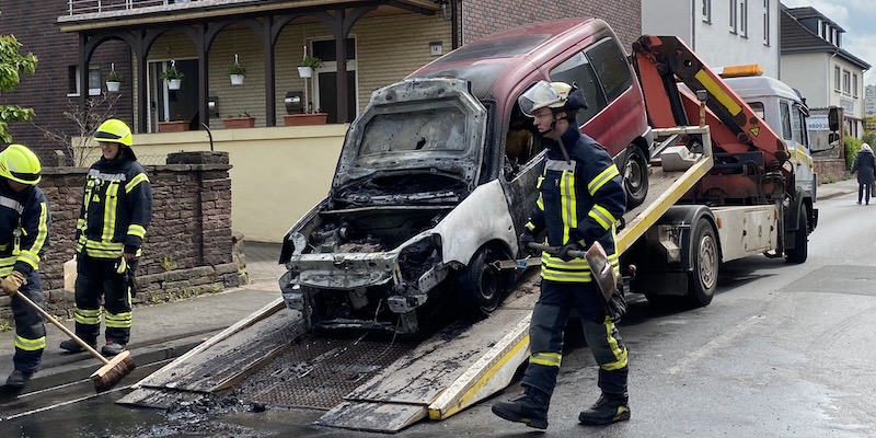 Flüssiggas-Auto fängt Feuer auf der Fürstenberger Straße