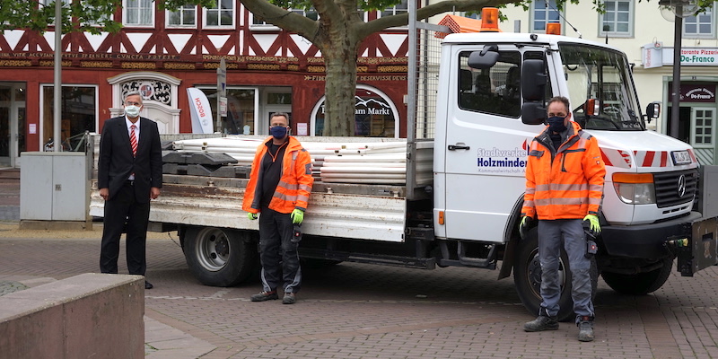 Neue Verordnung: Bänke am Marktplatz in Holzminden stehen wieder