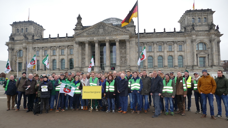 Mit dem Trecker nach Berlin: Landwirte aus dem Weserbergland demonstrieren