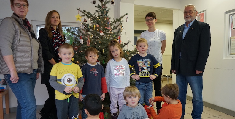 Kinder der Lebenshilfe schmücken Tannenbaum im SoVD-Büro 