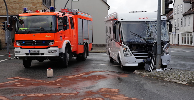 Wohnmobil kracht gegen Ampel 