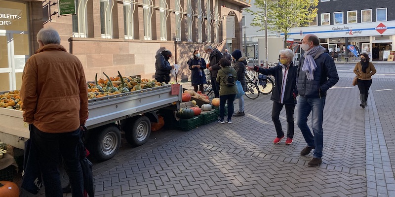 Bunter Markt der Düfte und Aromen lockt Besucher in die Innenstadt