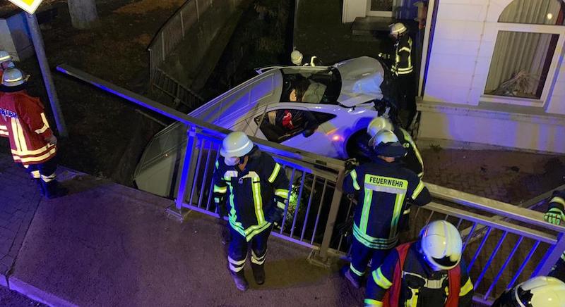 Verkehrsunfall in Halle: Kleintransporter landet in Bachlauf