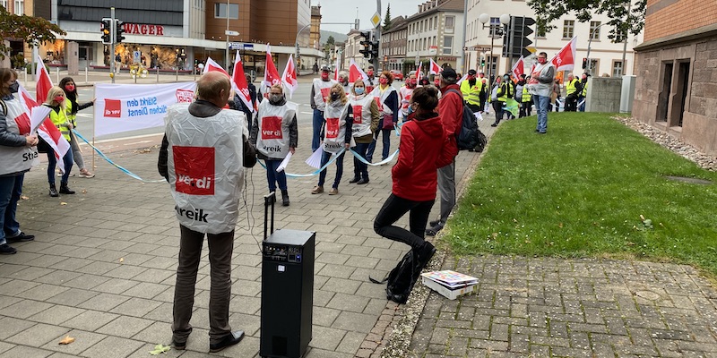 Warnstreik in Holzminden: Mitarbeiter des öffentlichen Dienstes gehen auf die Straße