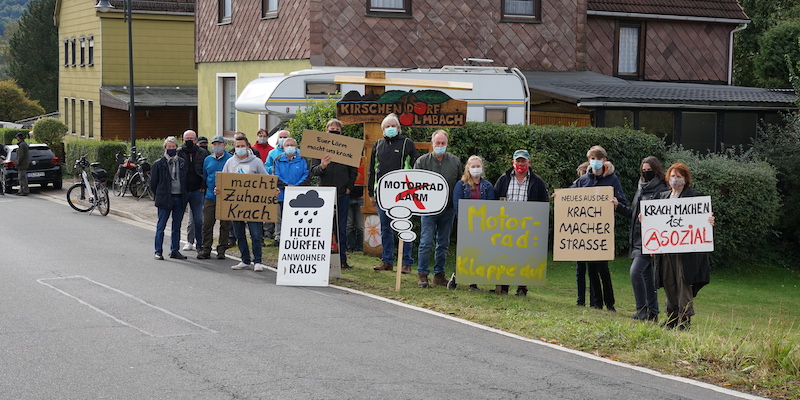 „Schluss mit dem Krach“ - Demonstration gegen Motorradlärm in Golmbach 