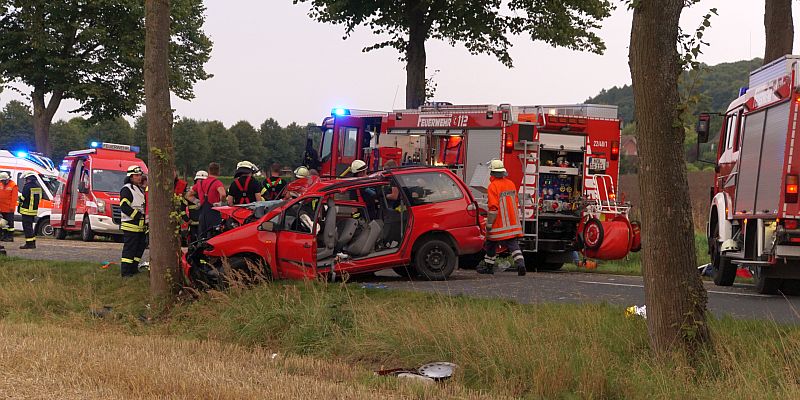 Schwerer Verkehrsunfall auf der Bundesstraße 64: Zwei Erwachsene und vier Kinder teils schwer verletzt
