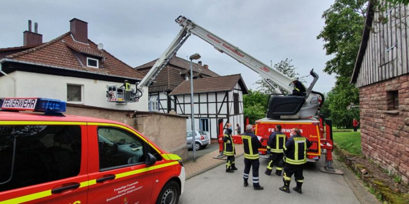 Zwei Rettungen über den Teleskopgelenkmast der Stadtoldendorfer Feuerwehr