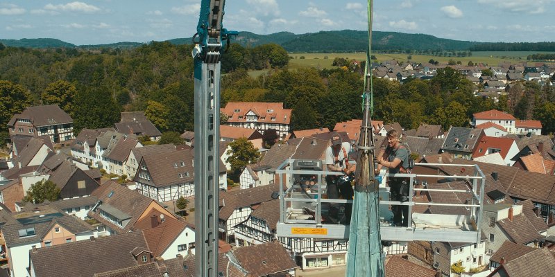 Der Stadtoldendorfer Kirchturm hat seine Spitze wieder