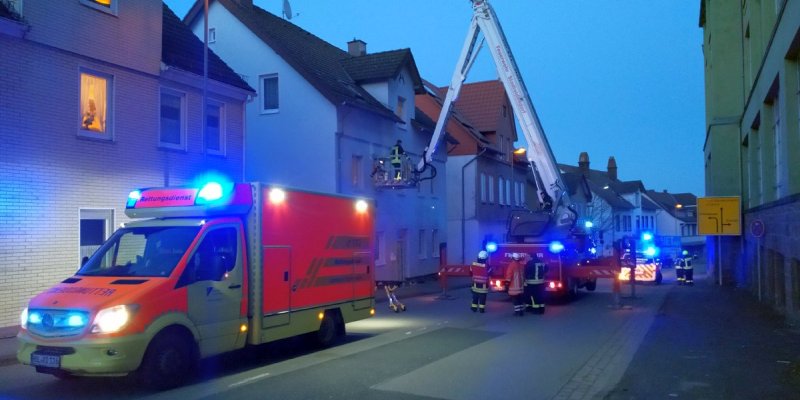 Feuerwehr und Rettungsdienst retten Person über Fenster 