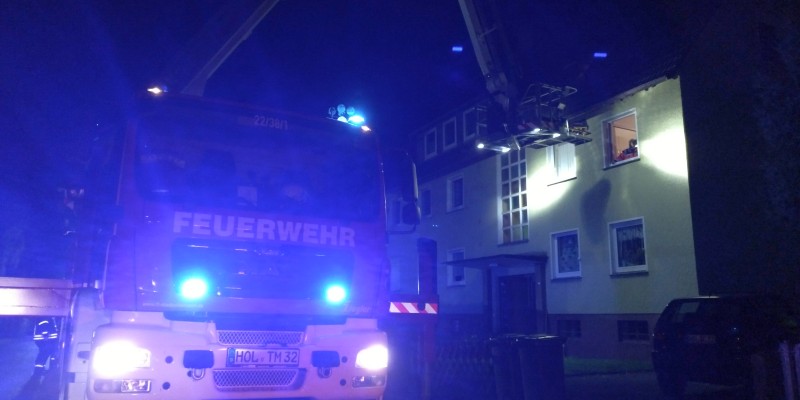 Spätabendliche Tragehilfe: Feuerwehr rettet Person aus Küchenfenster im ersten Stock