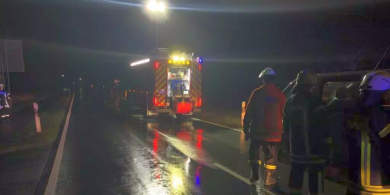 Qualmender Kleintransporter sorgt für Feuerwehreinsatz