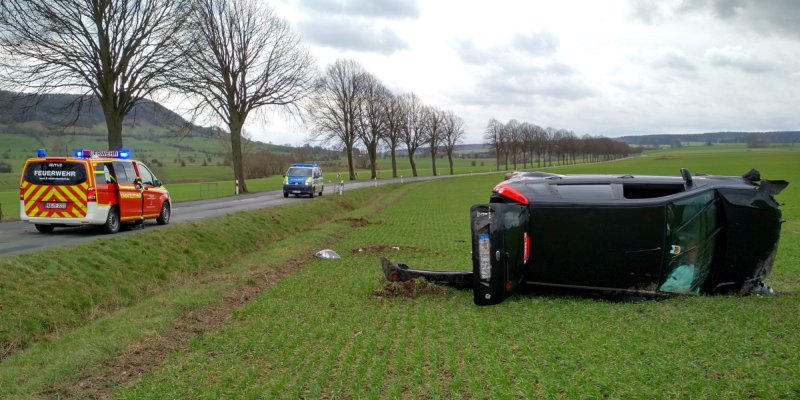 PKW überschlägt sich und bleibt auf dem Feld liegen