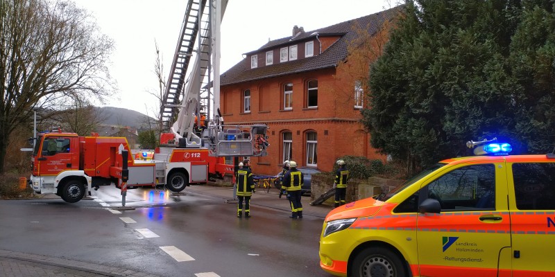 Patient wird mit Hubrettungsfahrzeug aus Obergeschoss gerettet