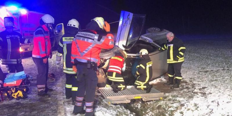 Bei Schnee- und Eisglätte: Fahrzeug landet in Graben