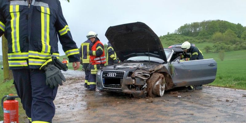 Schwerer Verkehrsunfall: Cabriolet überschlägt sich