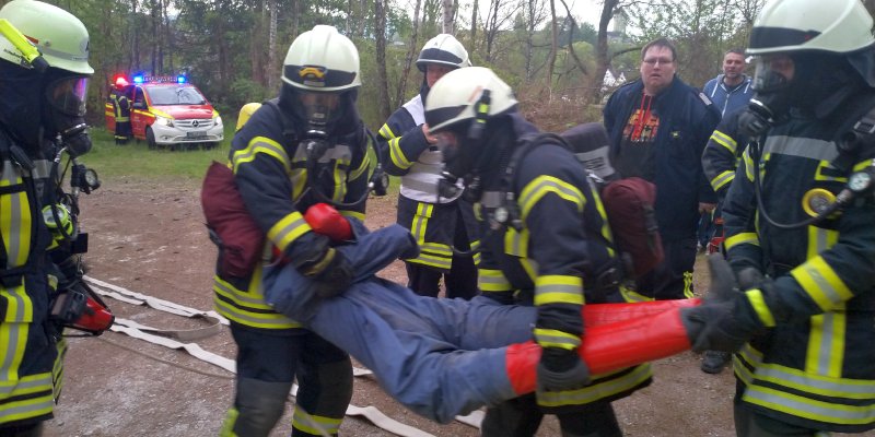 Nach einer Verpuffung brennt der Schießstand: Zugübung der Feuerwehren