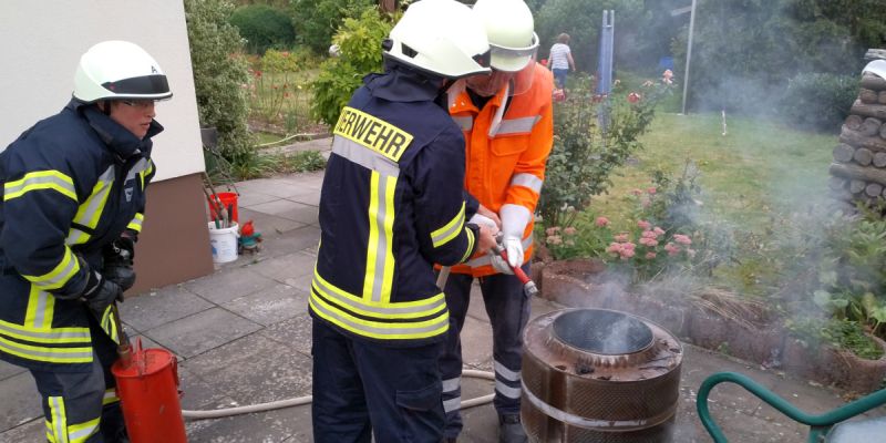 Gemeldeter Wohnungsbrand ist nur ein glimmendes Laubfeuer