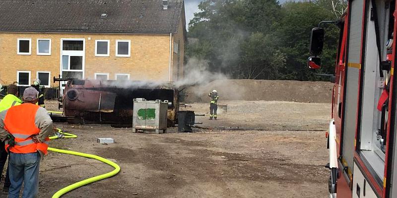 Dichte Rauchschwaden: Containerbrand beim Recyclingunternehmen 