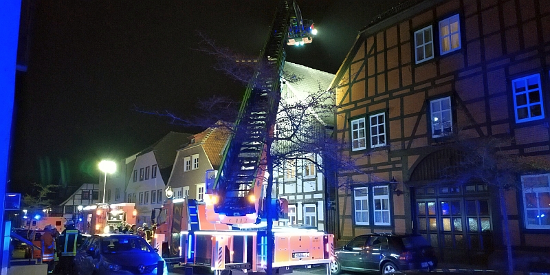 Funkenschlag aus einem Schornstein in der Holzmindener Altstadt