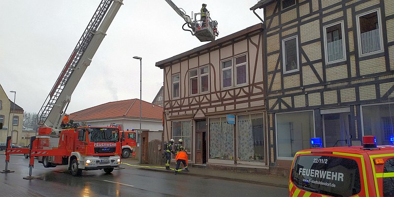 Unsachgemäßes Verbrennen löst Feuerwehreinsatz aus: Bewohner wehren sich gegen Zutritt der Feuerwehr