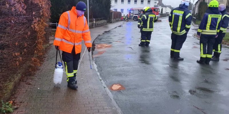 Ölspur: Technischer Defekt an Fahrzeug löst Feuerwehreinsatz aus